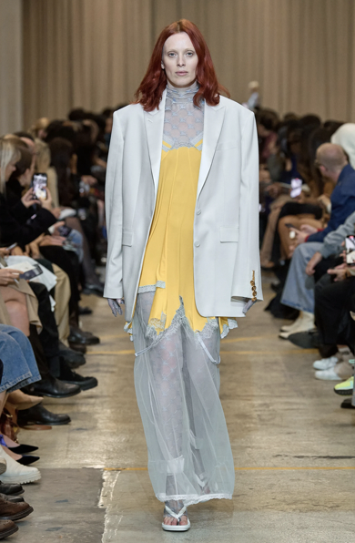 RUNWAY — Karen Elson